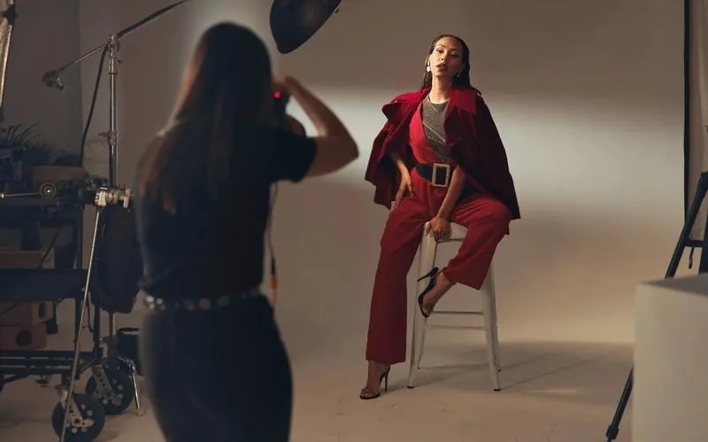 Ile naprawdę zarabia fotograf w Polsce? Odkryj prawdziwe stawki w branży!