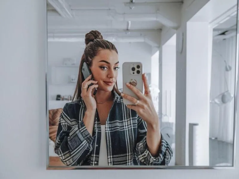 Jak uchwycić idealne selfie w lustrze bez widocznego aparatu – sprawdzone triki na udane zdjęcia