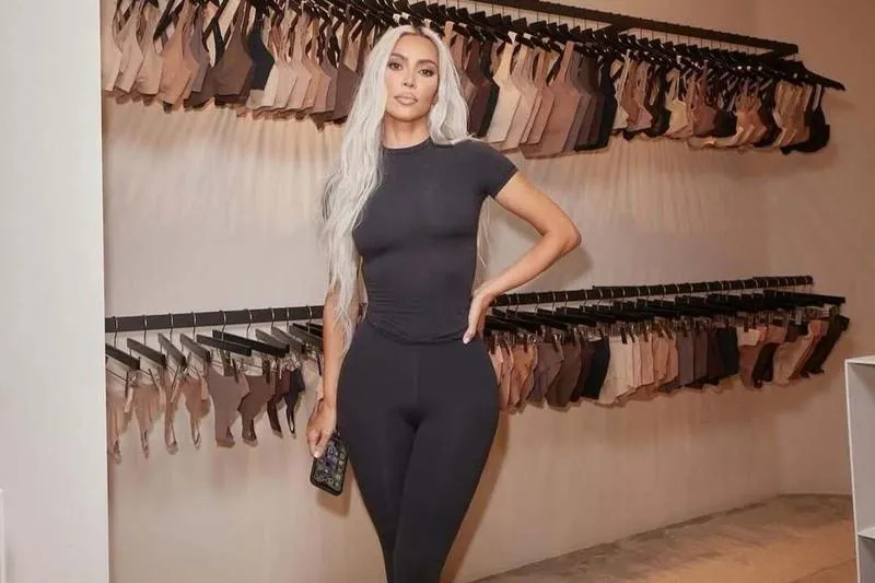 Kim Skims i magia Photoshopa: Jak kreować idealny wizerunek?